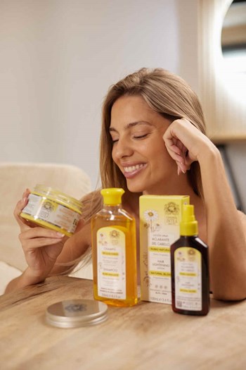 Lightening Hair with Natural Chamomile Extracts!