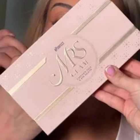 Mrs Glam Captivate Face and Eye Palette Captivating Colour